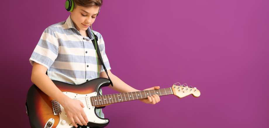 Junge mit E-Gitarre